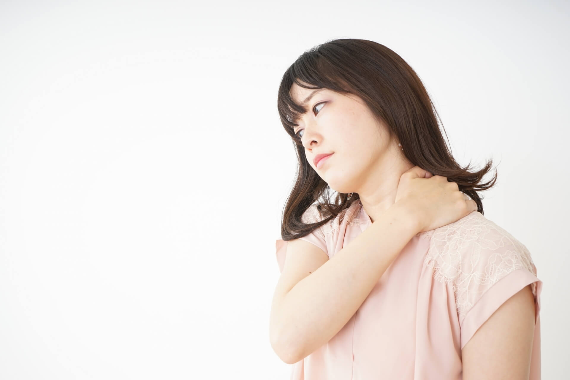 パソコンで作業している女性